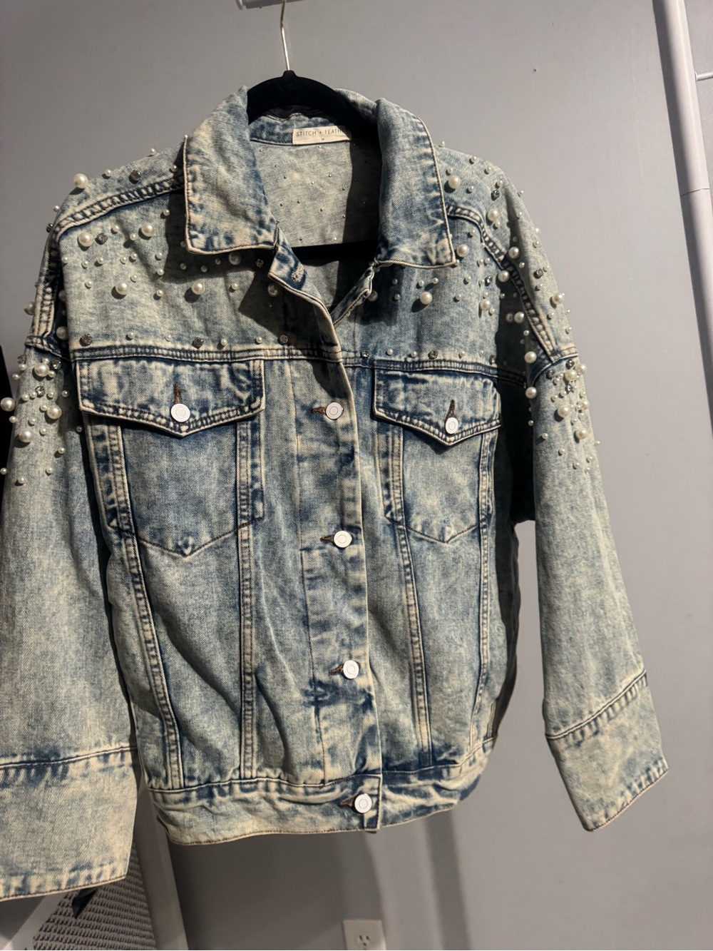Pearl-Embellished Light Wash Denim Jacket - Women - Picture 5 of 7
